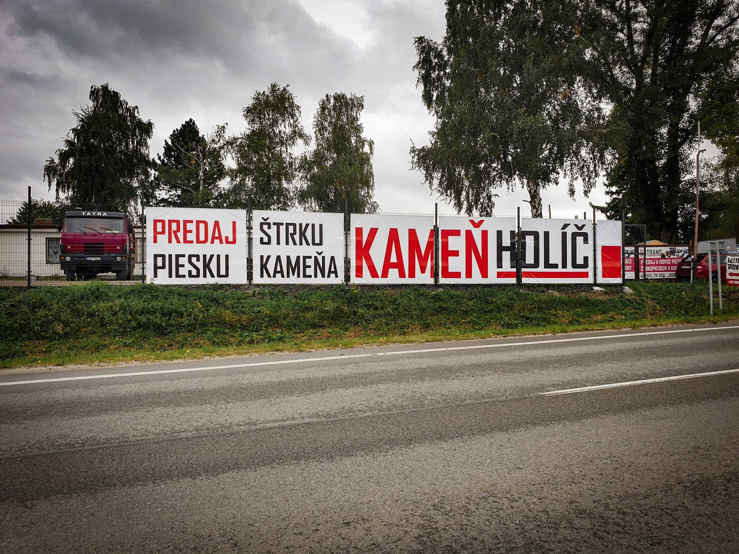 Dlhý banner Predaj piesku, štrku, kameňa KAMEŇ Holíč na plote pri ceste
