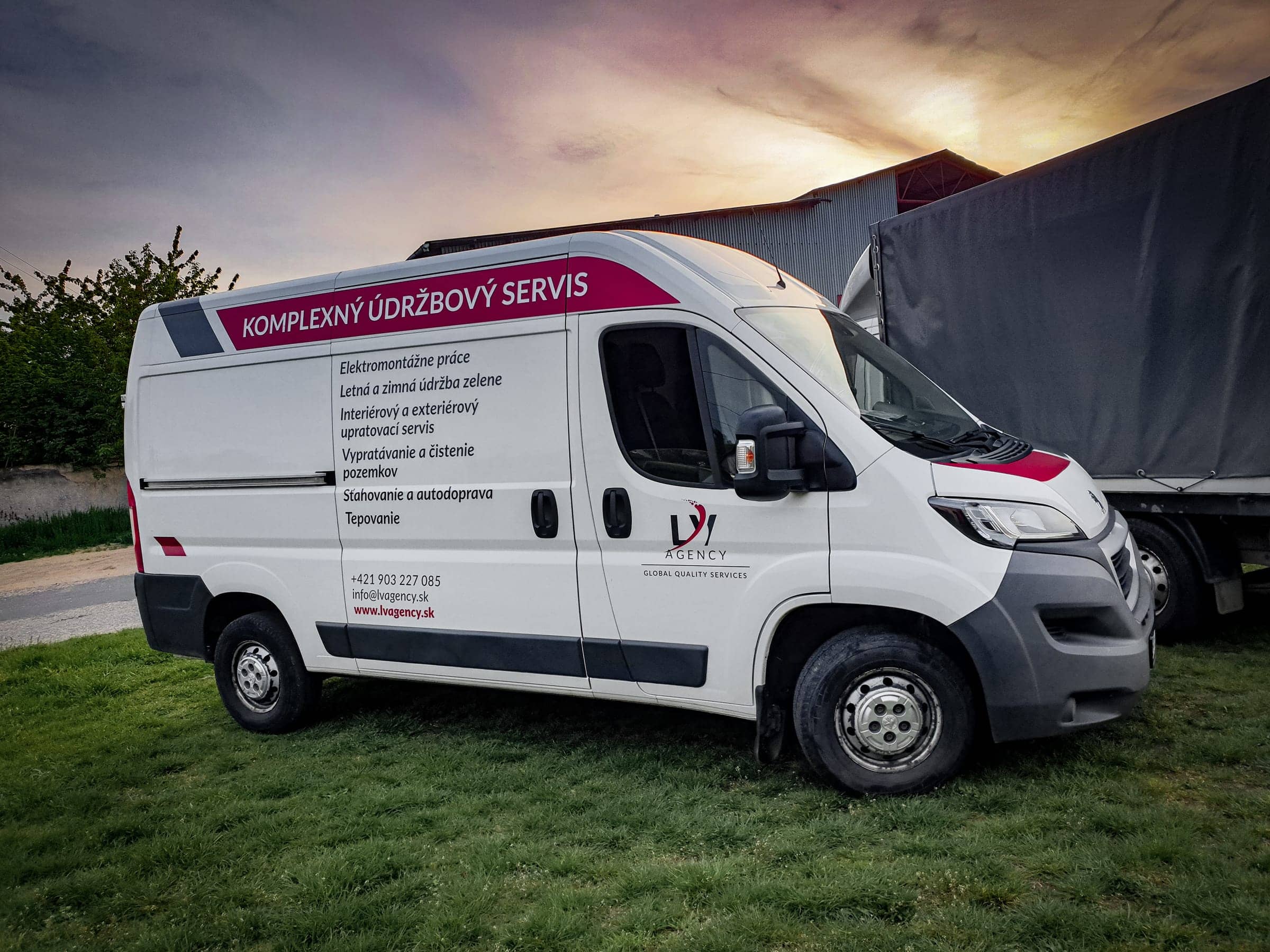 Peugeot Boxer LV Agency s polepom Komplexný údržbový servis pri západe slnka